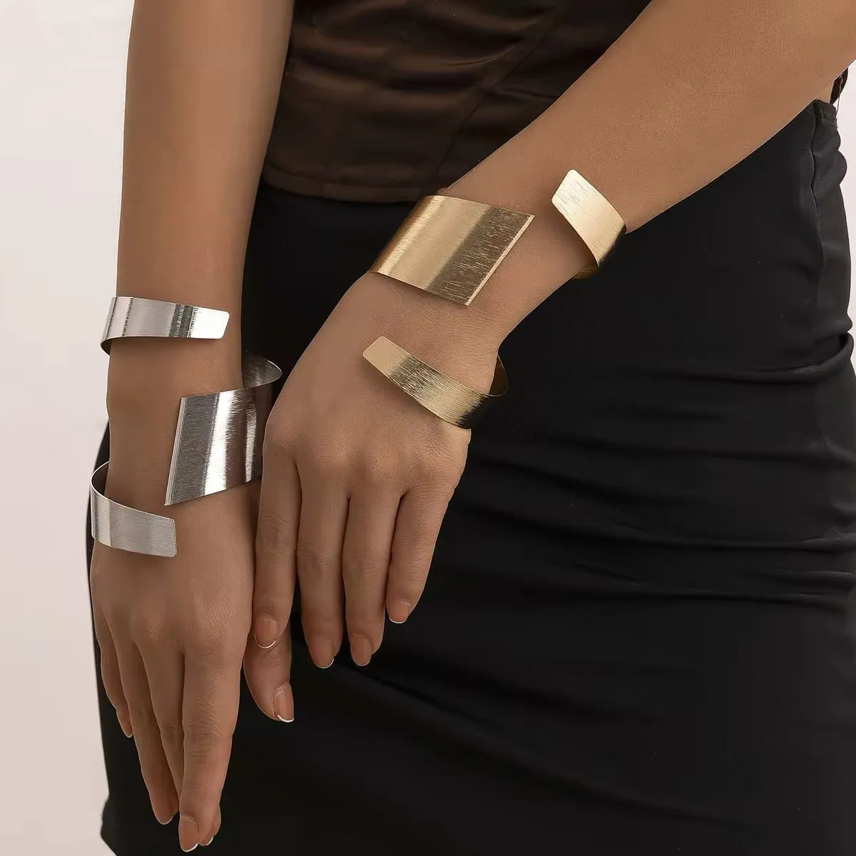 Exaggerated Folding Surround Circle Open Rave Cuff Arm Bracelet