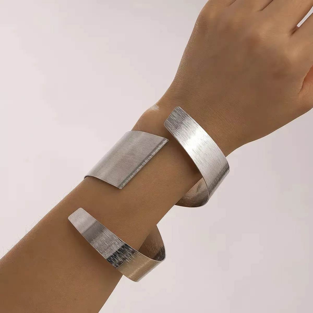 Exaggerated Folding Surround Circle Open Rave Cuff Arm Bracelet