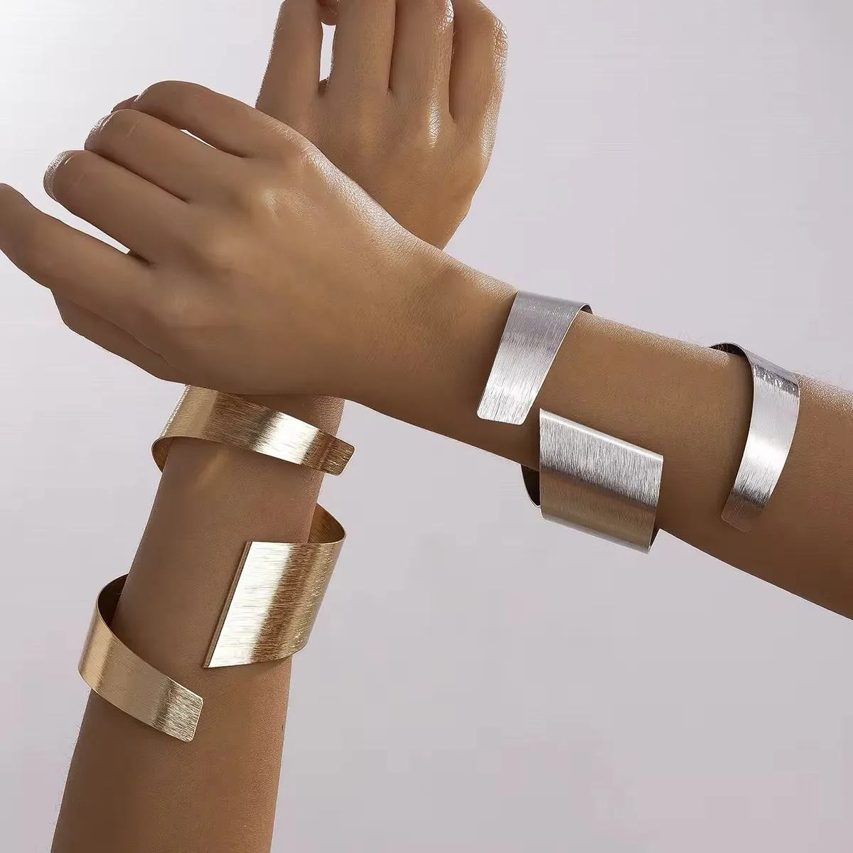 Exaggerated Folding Surround Circle Open Rave Cuff Arm Bracelet
