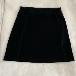 Ibex black skirt. 89% wool, 7% nylon, 4% spandex. Size M. Made in USA