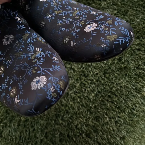 Lewit Bianca Embroidered Loafer Mule