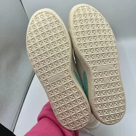 NWT Puma Suede VTG Textured Leather Sneakers , extra laces , mint green ivory