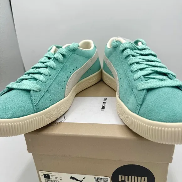 NWT Puma Suede VTG Textured Leather Sneakers , extra laces , mint green ivory