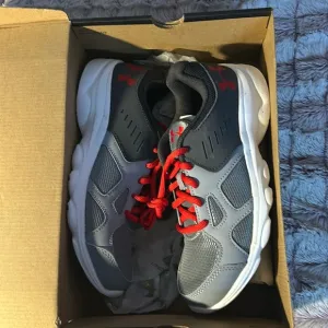 Under Armour Boys Pace Run sneakers size 5y